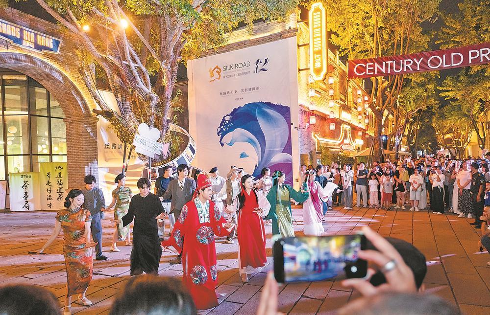 福州上下杭街区“电影节特别场”主题巡游热闹上演