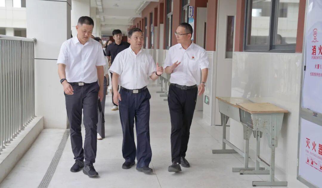 福州高新区主要领导调研基础教育工作并讲授思政课