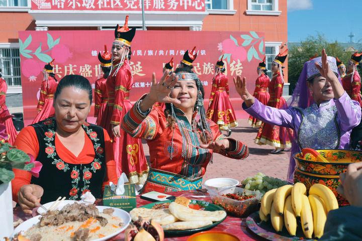 雪莲绽放新时代 团结奋斗谱新篇——以习近平同志为核心的党中央情系天山儿女引领新疆发展纪实