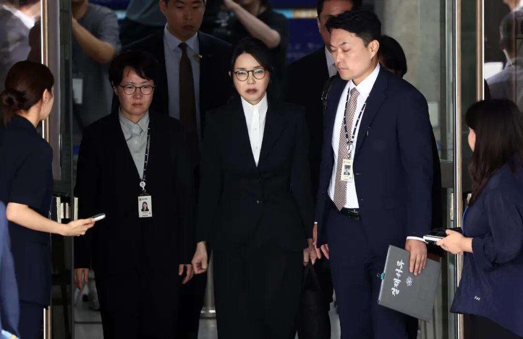 韩国前第一夫人24日受审