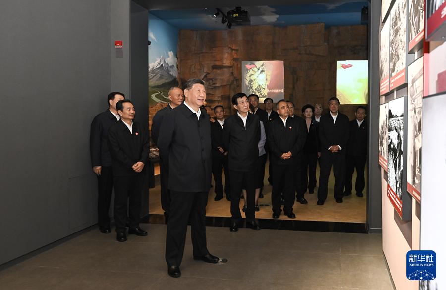 习近平参观新疆维吾尔自治区成立70周年主题成就展