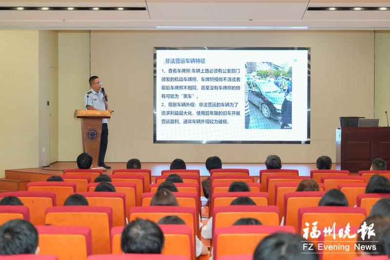 福州市交通执法支队为师生系牢“安全带”