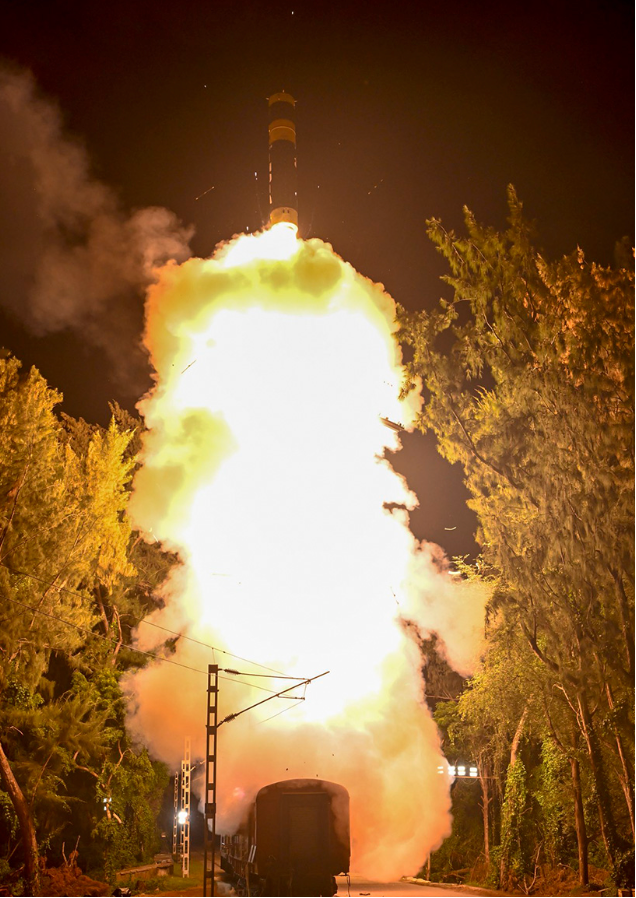 印度称成功在轨道式移动平台上发射导弹