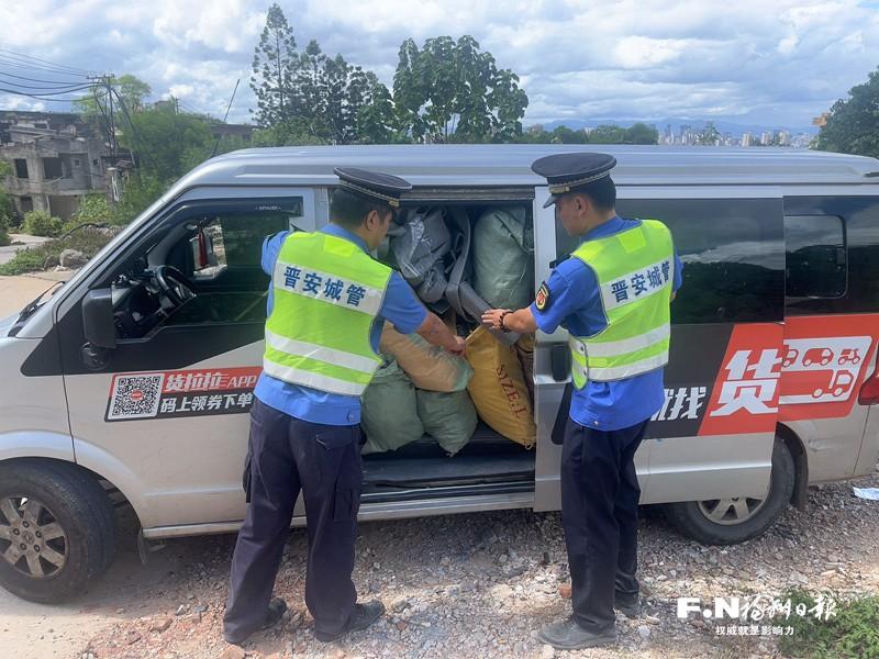 晋安城管严打面包车偷倒建筑垃圾