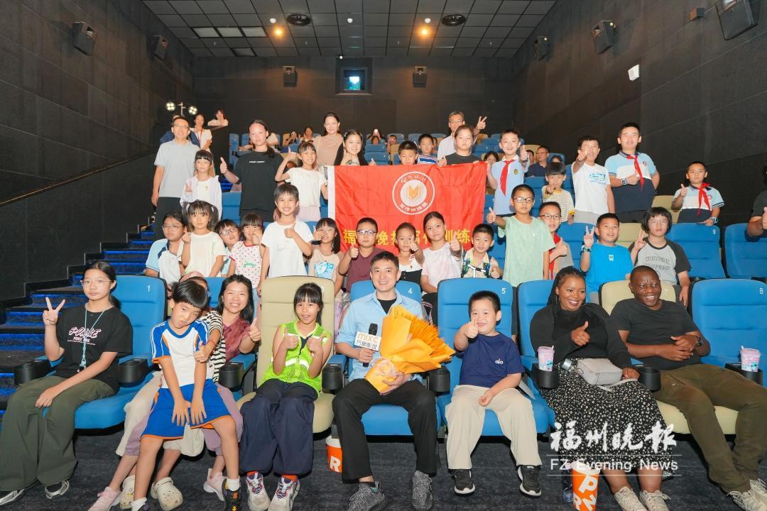 晚报写作训练营营员观看《上学路上之山海无阻》