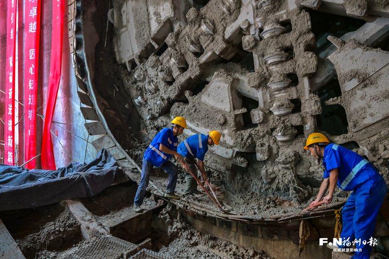 穿山跨江筑坦途 大道通衢向未来——滨海快线攻坚掠影