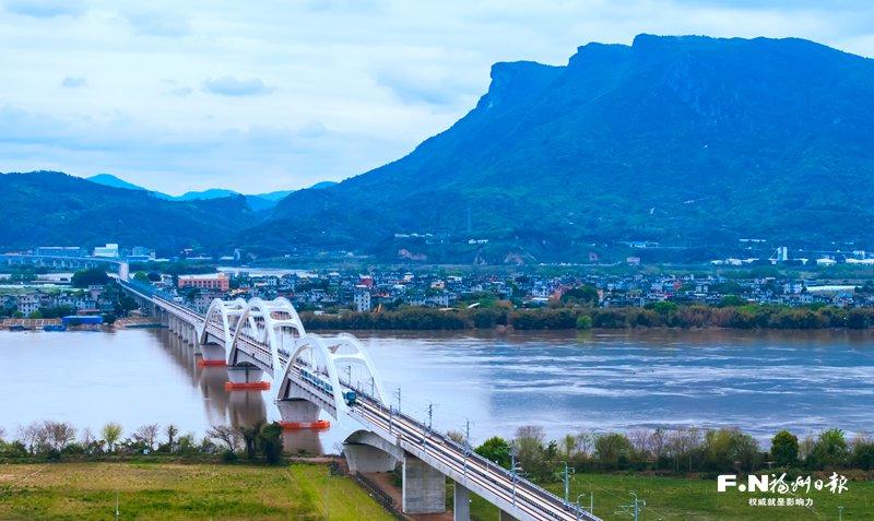 穿山跨江筑坦途 大道通衢向未来——滨海快线攻坚掠影