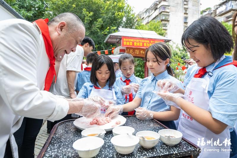 中外萌娃齐动手 美味荔枝肉端上桌