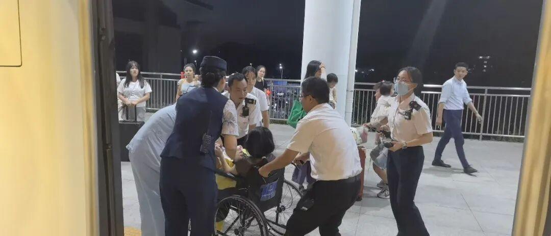 生了！母女平安！事发开往福州的动车上