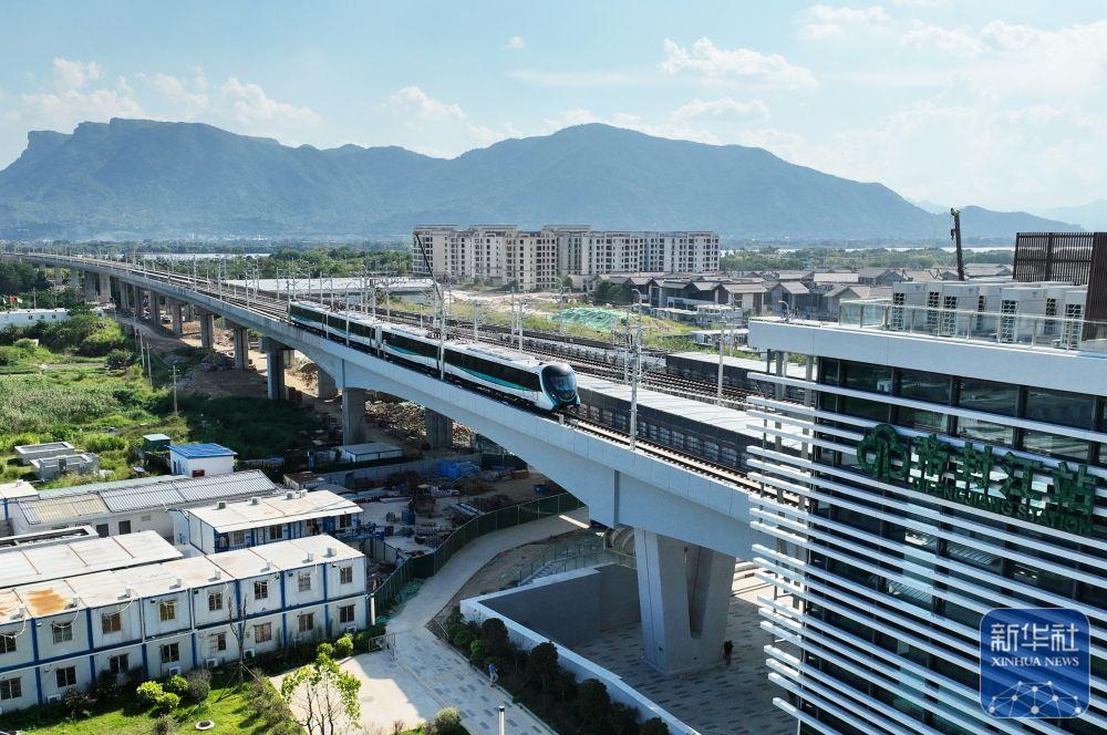 福州滨海快线列车开始载客运营