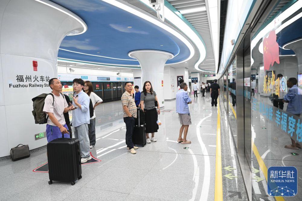 福州滨海快线列车开始载客运营