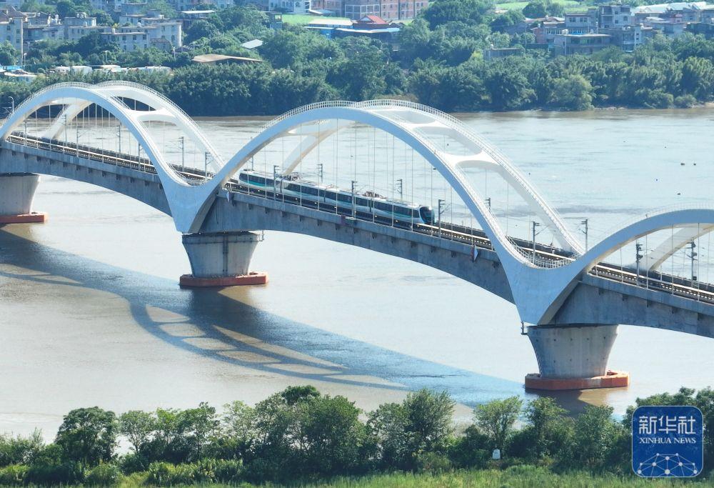 福州滨海快线列车开始载客运营