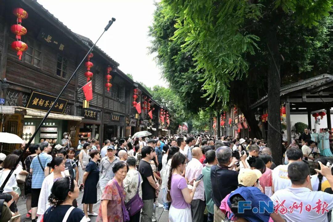 国庆长假第一天 福州掀起阵阵热潮
