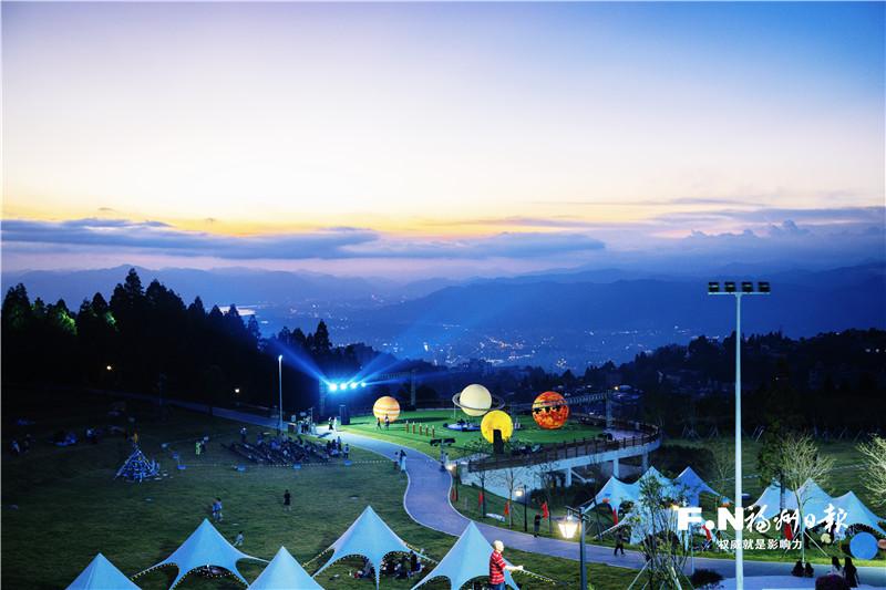 鼓岭中美青少年交流营地柱岗顶营区亮灯开营