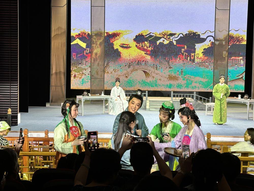 新华社：沉浸式新潮闽剧何以“有戏”——新生代主创玩转传统戏曲