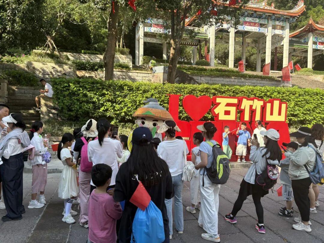 国庆第五天，央媒聚焦：两岸同胞迎中秋，榕城日夜皆精彩！