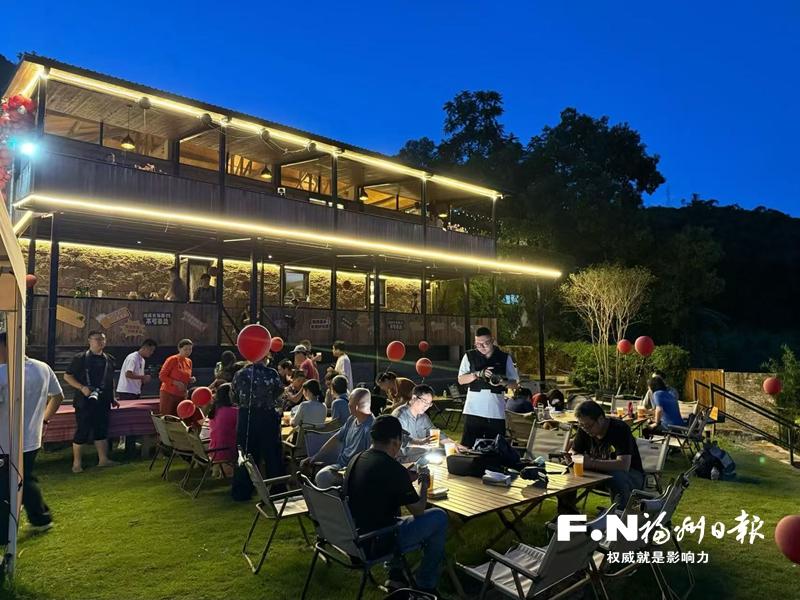 白天玩陶艺晚上听民谣 罗源畲村假日经济活力足