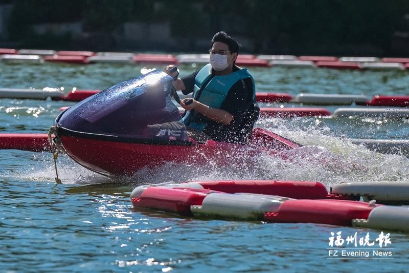 趣味卡丁船竞速赛亮相晋安湖