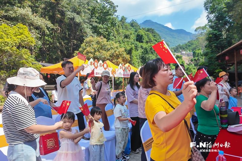 “中国红”产品走俏国庆中秋假期 法律人士：勿忘规范使用国旗