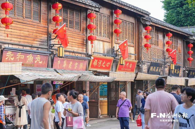 “中国红”产品走俏国庆中秋假期 法律人士：勿忘规范使用国旗