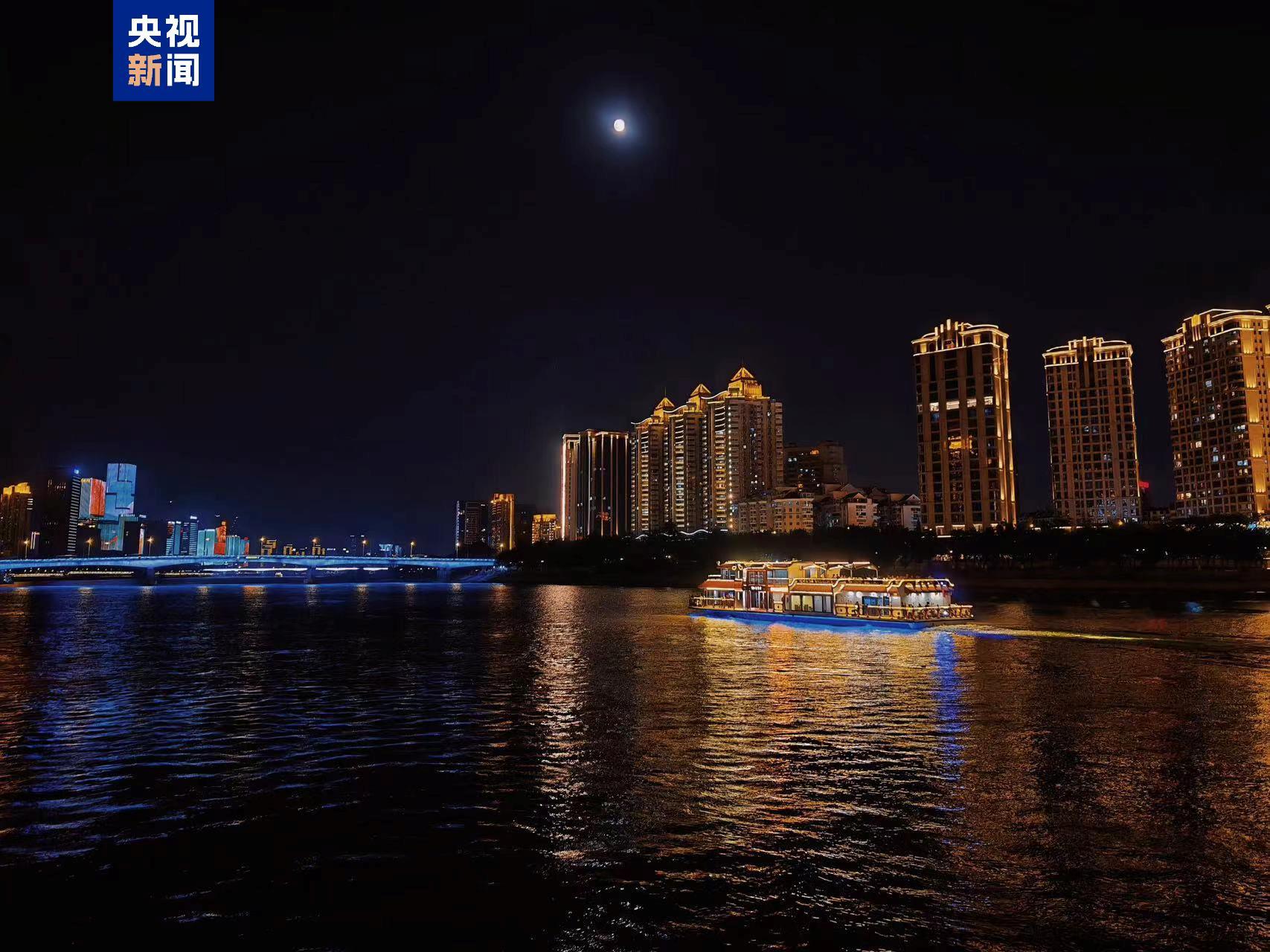 假期福建水路客运火爆 闽江夜游同比增长超490%