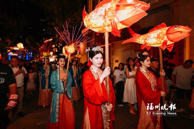 福州千年坊巷越夜越“潮”