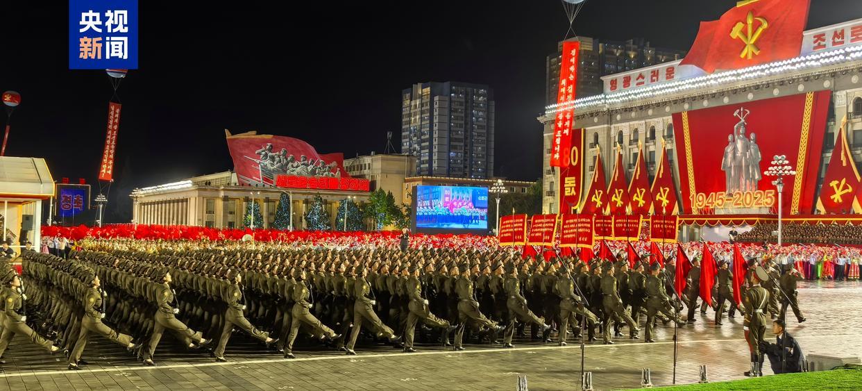 朝鲜举行盛大阅兵式