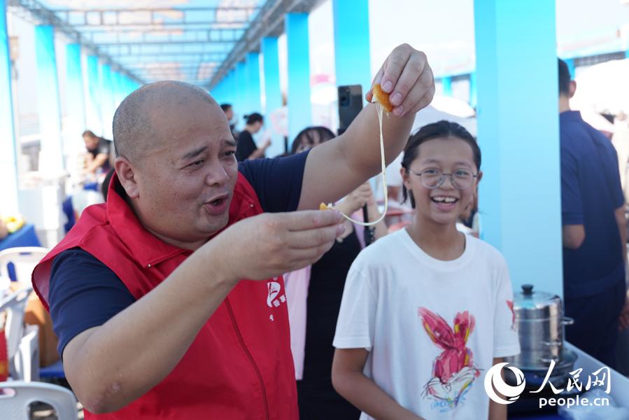 人民网探访福清“海味”农民丰收节：海岸边上卖渔获