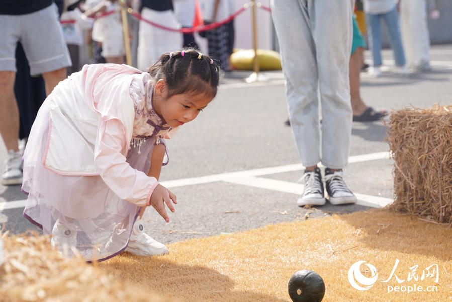 人民网探访福清“海味”农民丰收节：海岸边上卖渔获