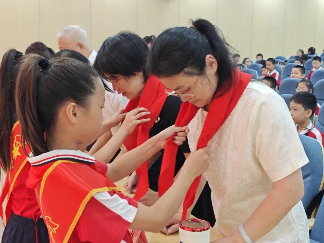 福州市岳峰中心小学2025年少先队建队纪念日主题活动举行