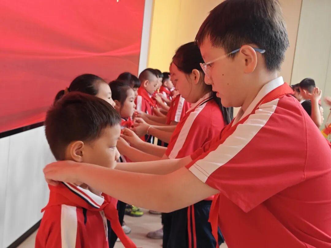 福州市岳峰中心小学2025年少先队建队纪念日主题活动举行