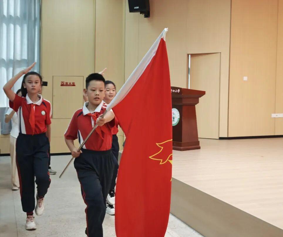 福州市岳峰中心小学2025年少先队建队纪念日主题活动举行