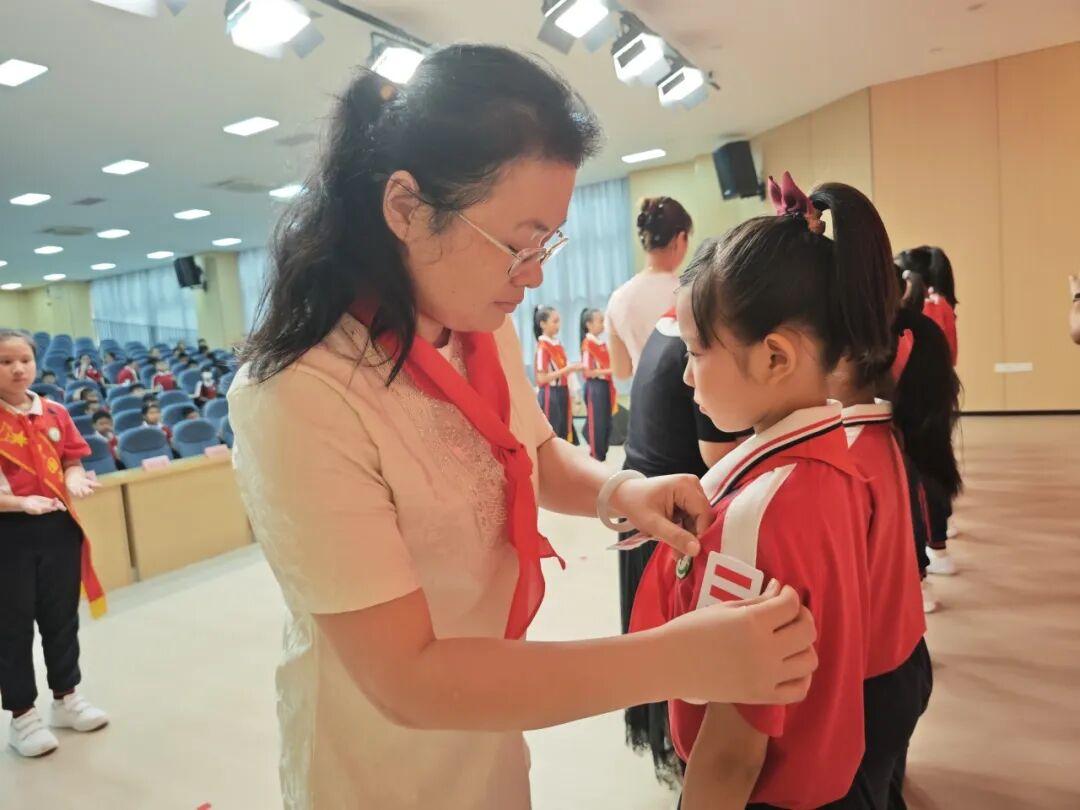 福州市岳峰中心小学2025年少先队建队纪念日主题活动举行