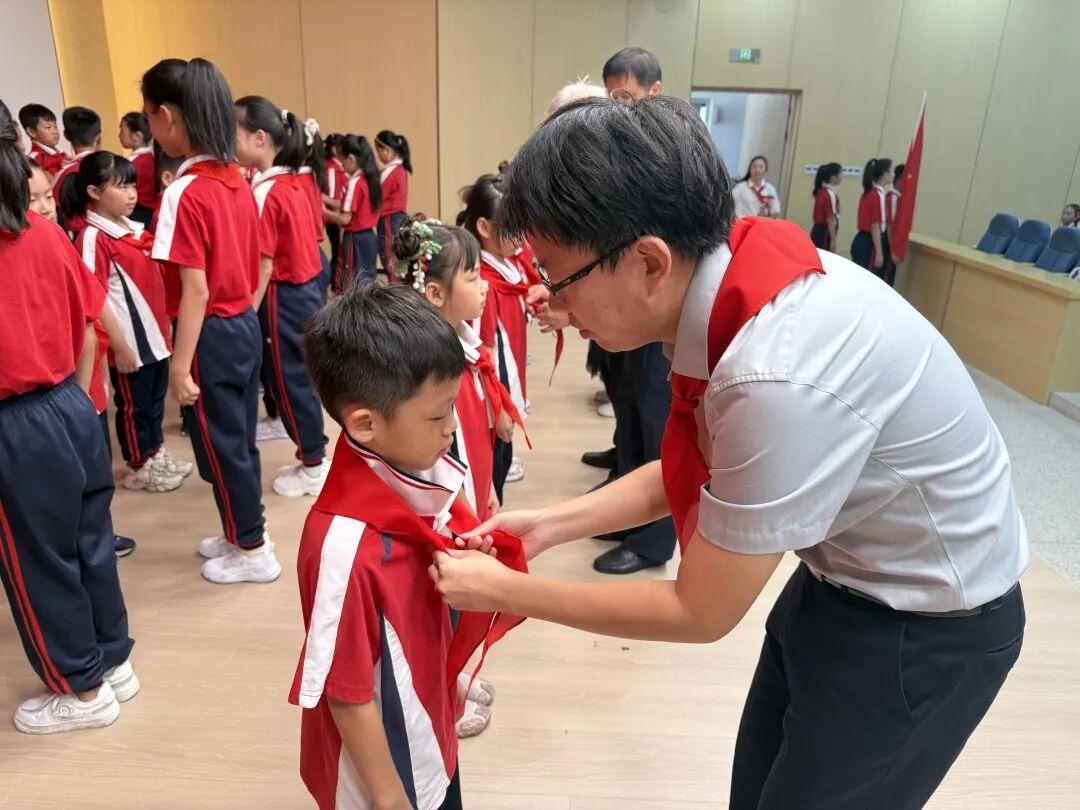 福州市岳峰中心小学2025年少先队建队纪念日主题活动举行