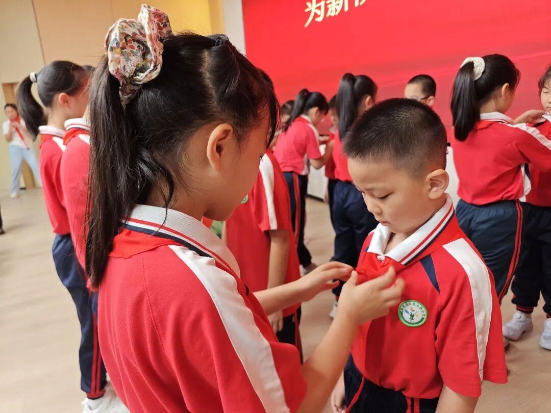 福州市岳峰中心小学2025年少先队建队纪念日主题活动举行