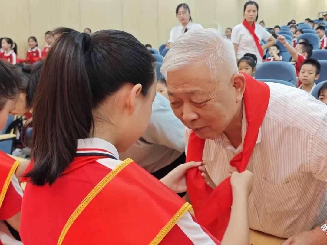 福州市岳峰中心小学2025年少先队建队纪念日主题活动举行