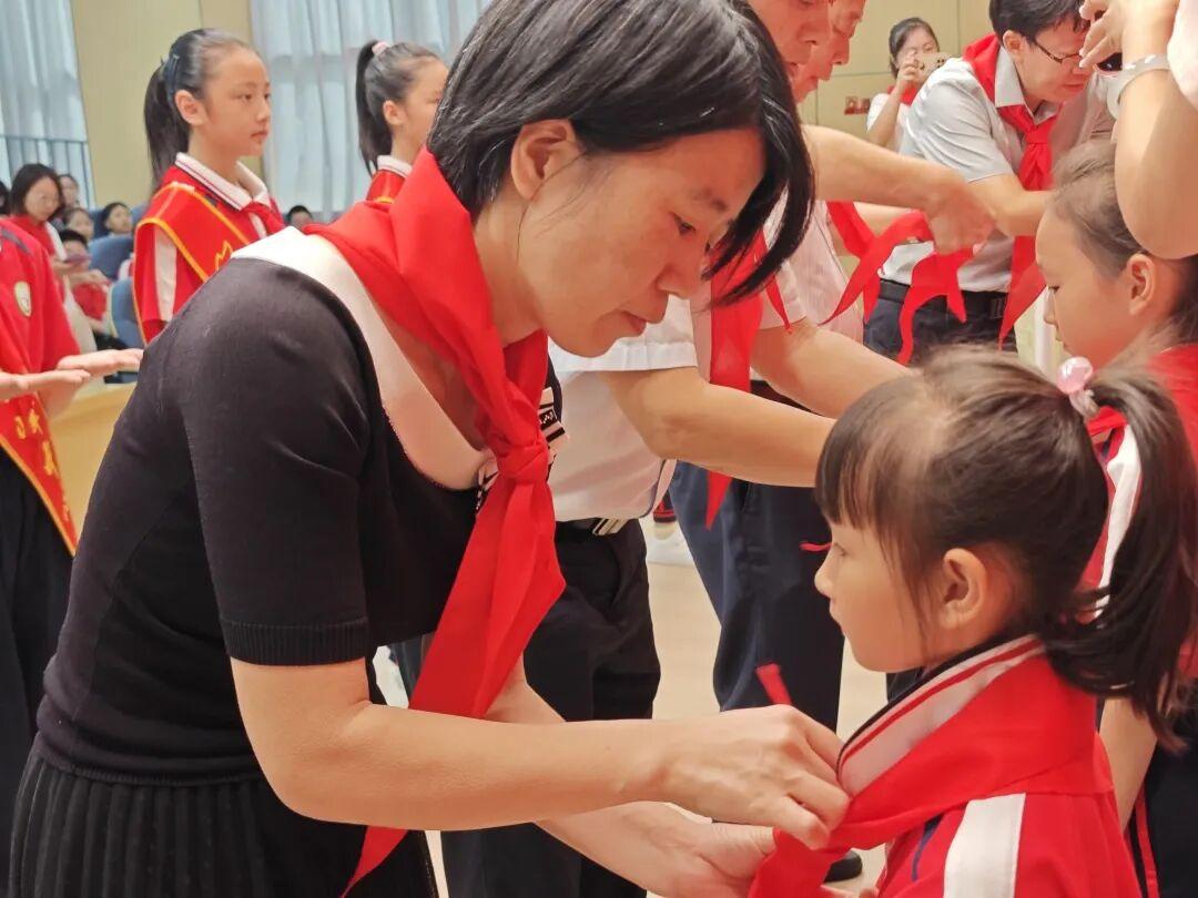 福州市岳峰中心小学2025年少先队建队纪念日主题活动举行