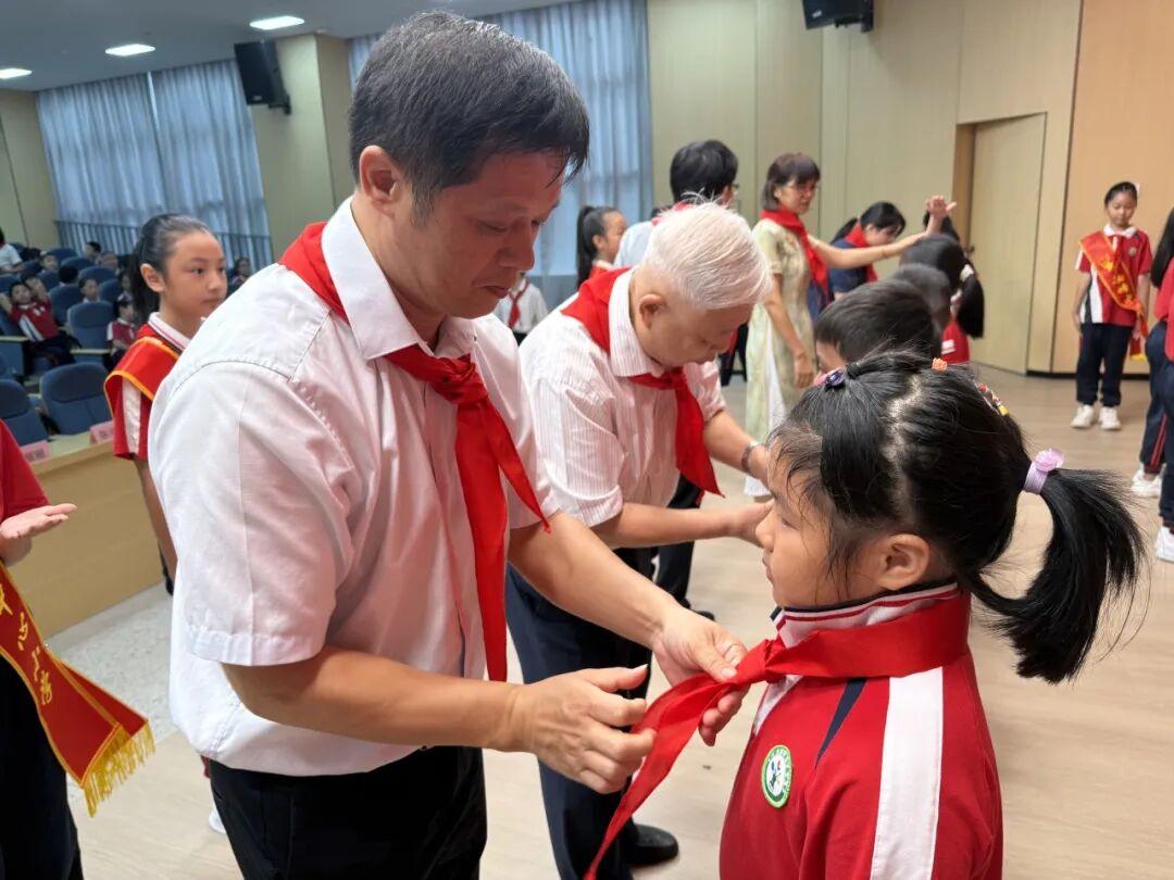 福州市岳峰中心小学2025年少先队建队纪念日主题活动举行