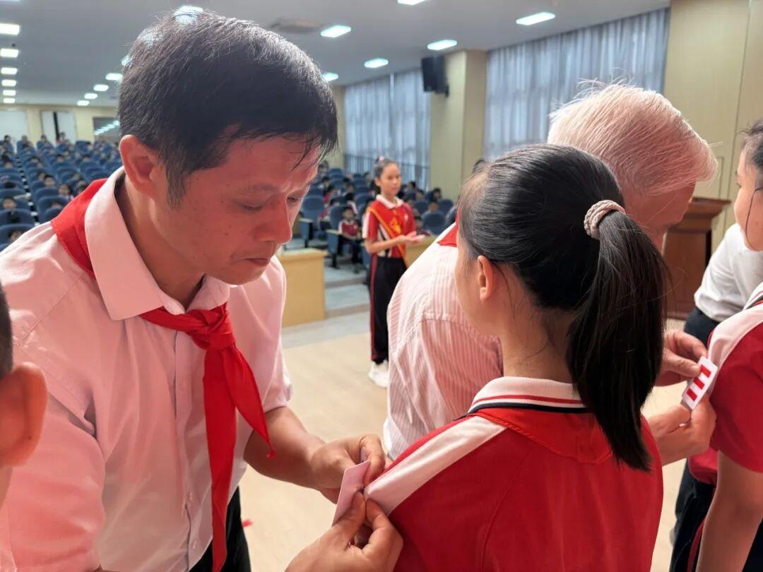 福州市岳峰中心小学2025年少先队建队纪念日主题活动举行