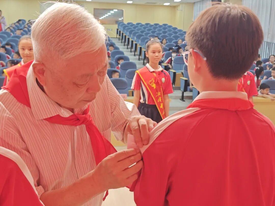 福州市岳峰中心小学2025年少先队建队纪念日主题活动举行