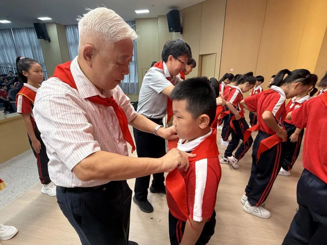 福州市岳峰中心小学2025年少先队建队纪念日主题活动举行