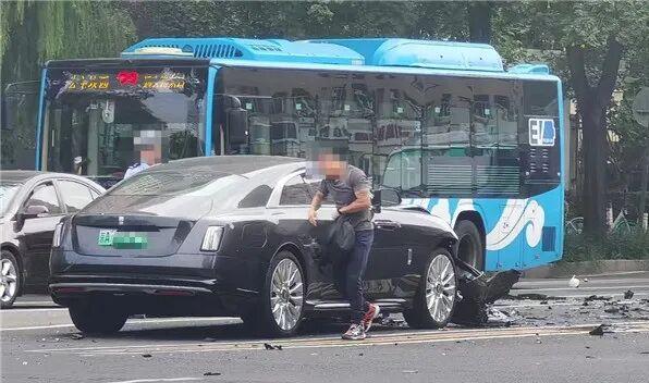 陈震透露劳斯莱斯逆行事故原因