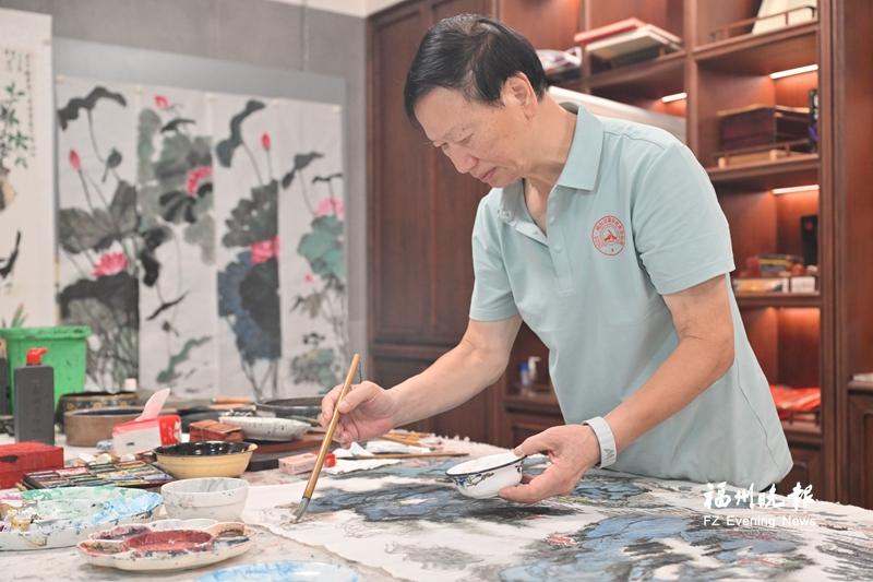 集书画、微雕、武术等技艺于一身 林钦松：能“文”又能“武”