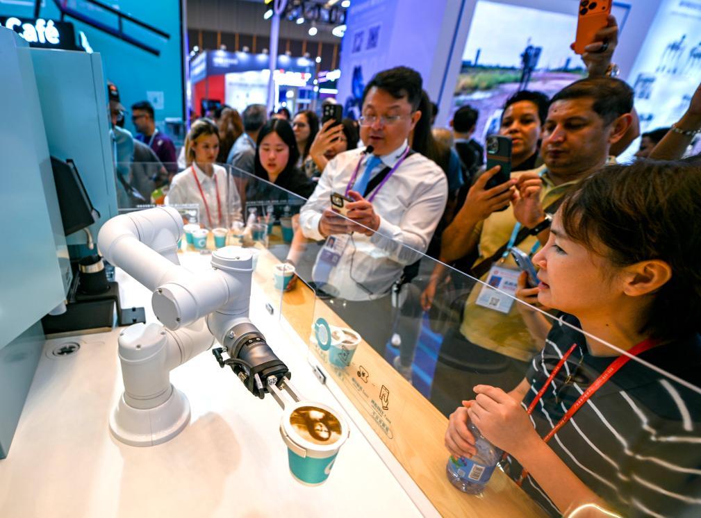 “圈粉”境外采购商 中国机器人登上广交会“主舞台”