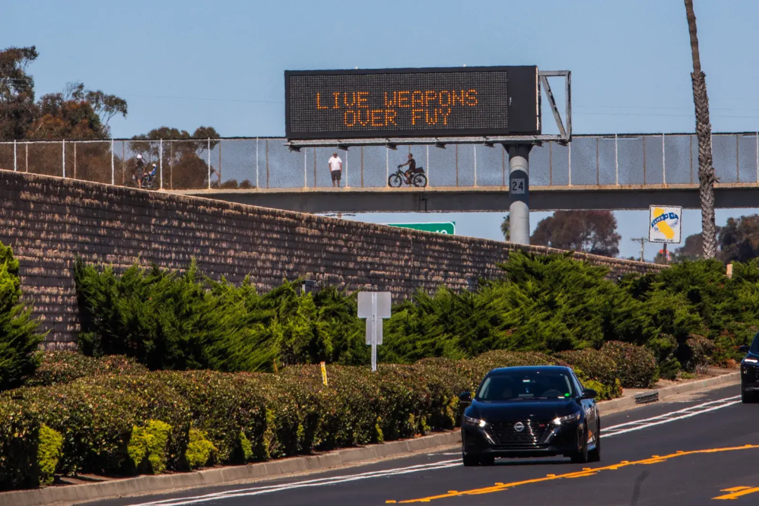 美副总统安保车遭军演炮弹碎片击中