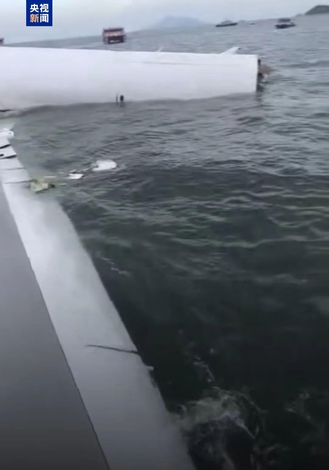 突发！香港一飞机冲出跑道坠海，地勤车被撞2人身亡