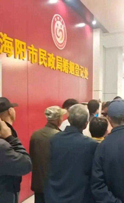 老人扎堆领结婚证，当地民政局回应