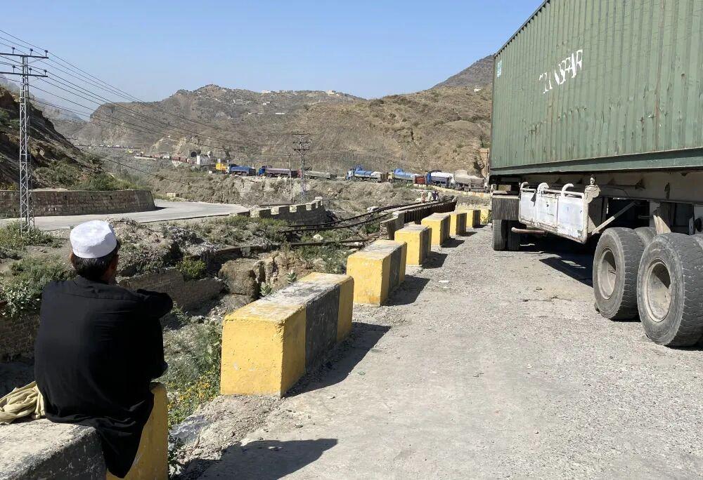 巴基斯坦与阿富汗防长，握手言和