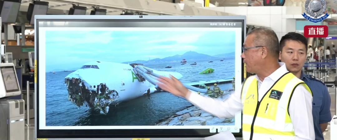 香港飞机坠海遇难者在水下7米被找到