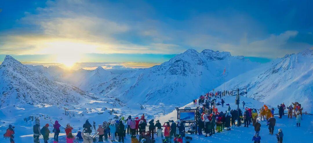 在海拔4800米，他们给冰川“盖被子”